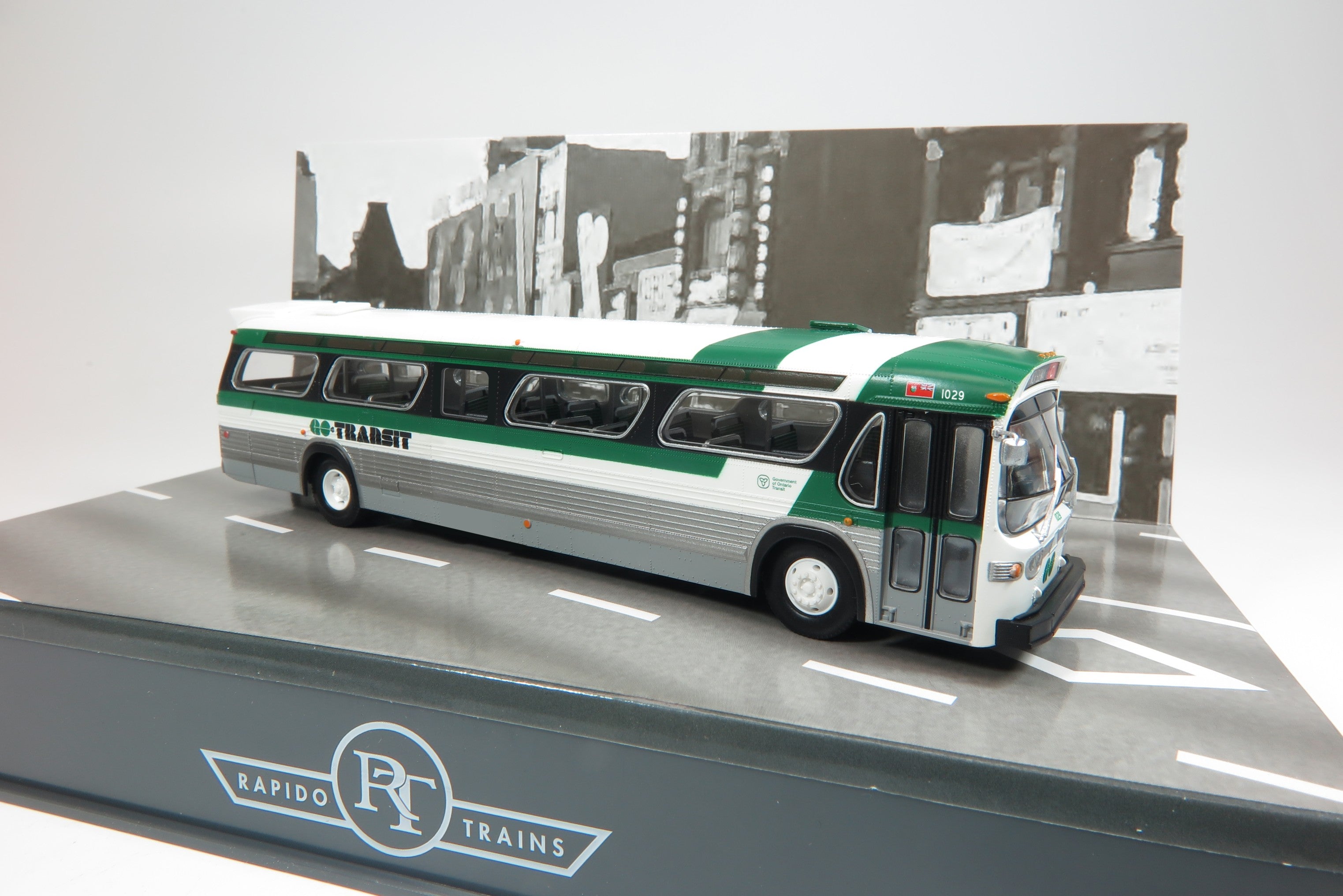 Rapido HO Scale GO Transit Bus    Rapido #753105