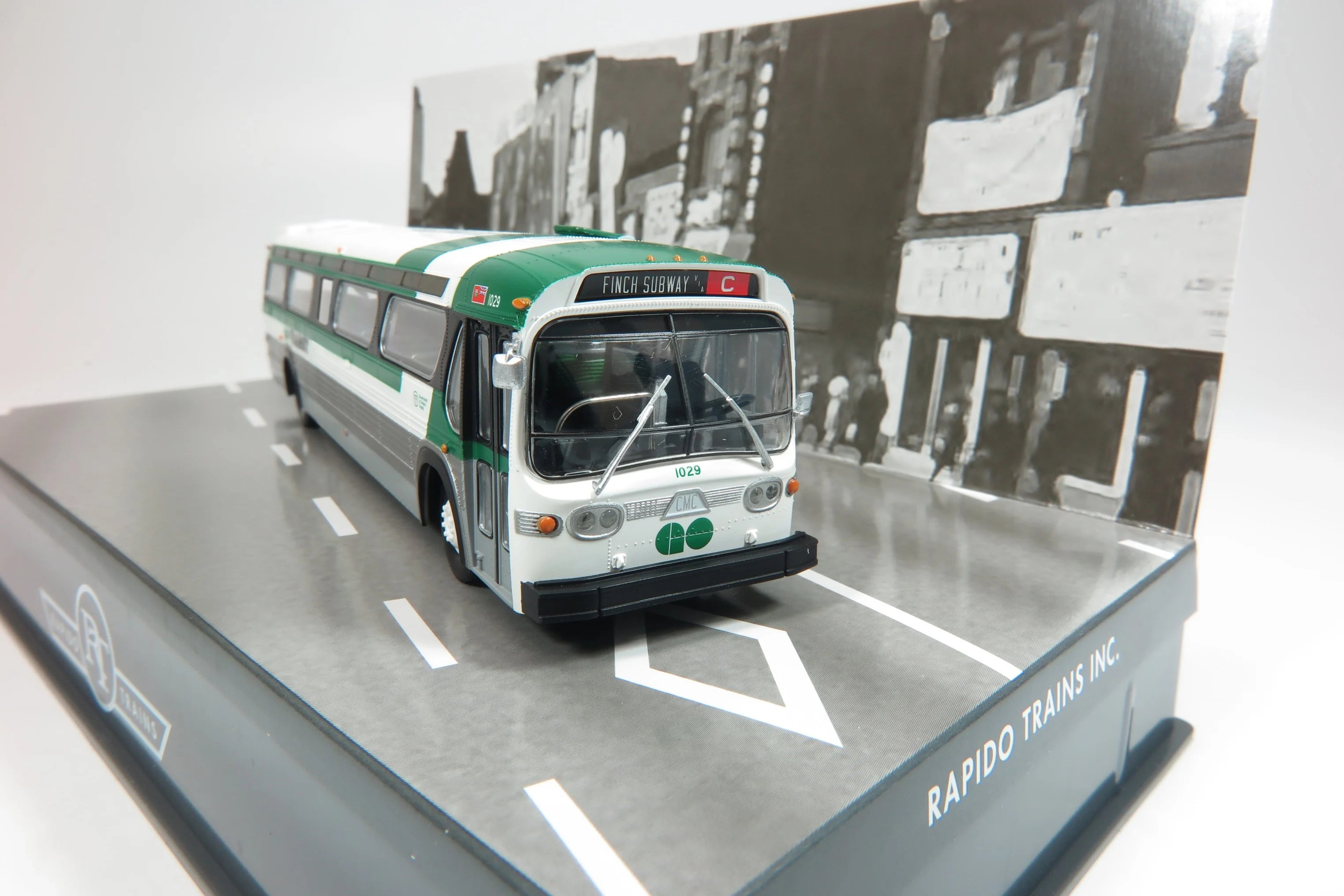 Rapido HO Scale GO Transit Bus    Rapido #753105