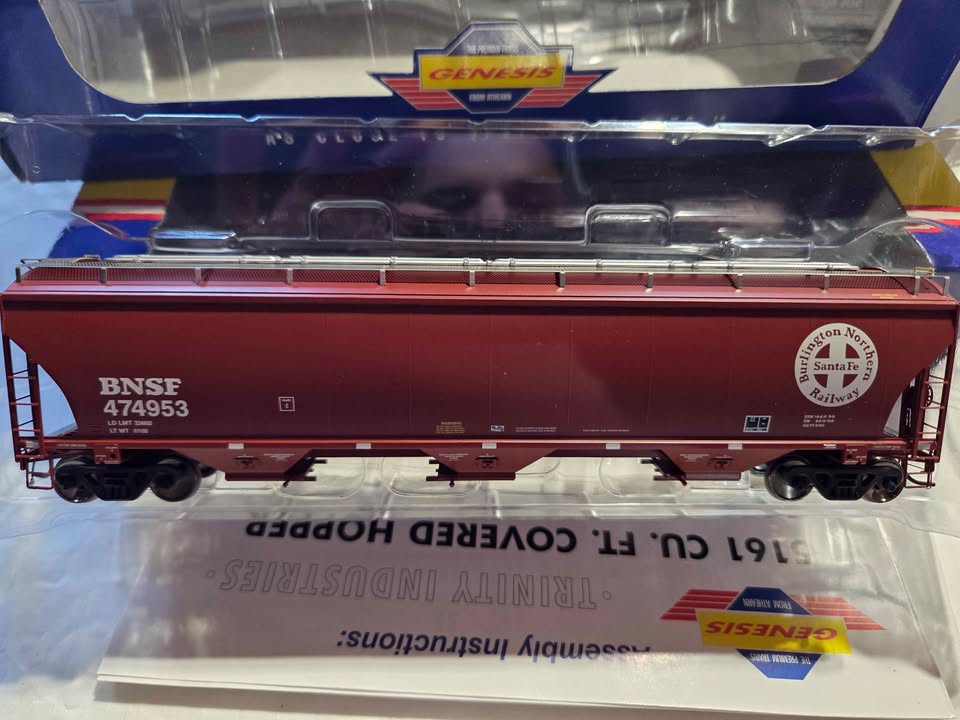 Athearn Genesis  HO Scale Trinity 3 Bay Covered Hopper BNSF "Circle/Cross"